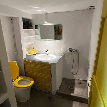 Camaraki Yellow House, Chora