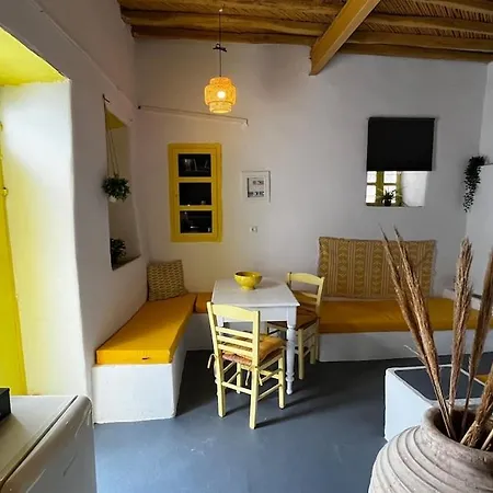 Camaraki Yellow House, Chora *