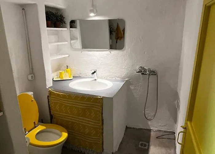 Camaraki Yellow House, Chora