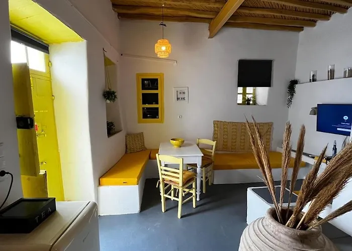 Camaraki Yellow House, Chora *