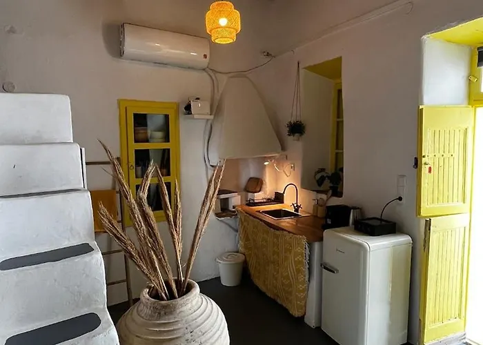 Camaraki Yellow House, Chora *