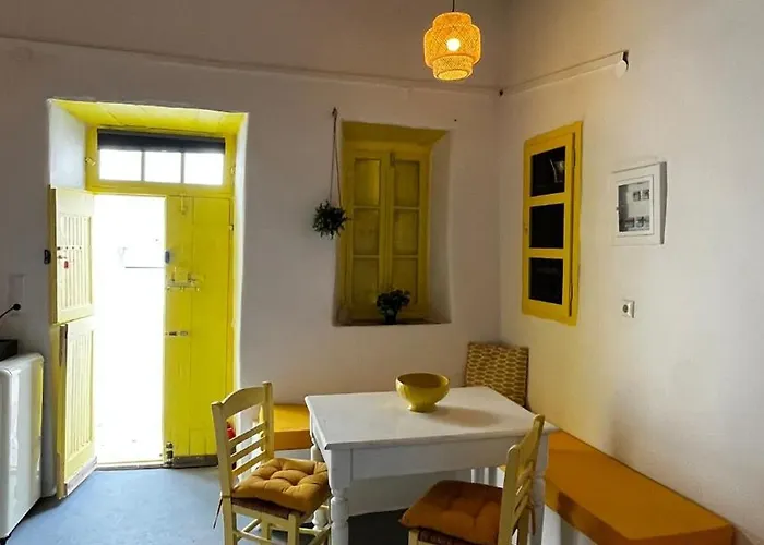 Camaraki Yellow House, Chora *