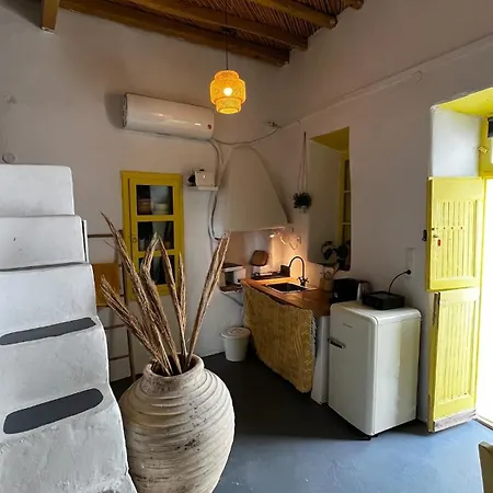 Camaraki Yellow House, Chora *