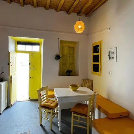 Camaraki Yellow House, Chora *